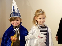 Lotte Van Loock (6) en Onno Dhaenens (6) die respectievelijk tot kinderprinses en kinderprins werden verkozen